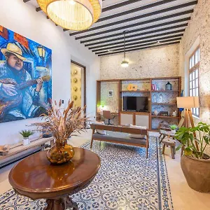 https://casa-trova-en-santa-lucia-centro-merida.hotelsmerida.org